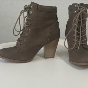 Daisy Fuentes Brown Lace-Up Ankle Boots